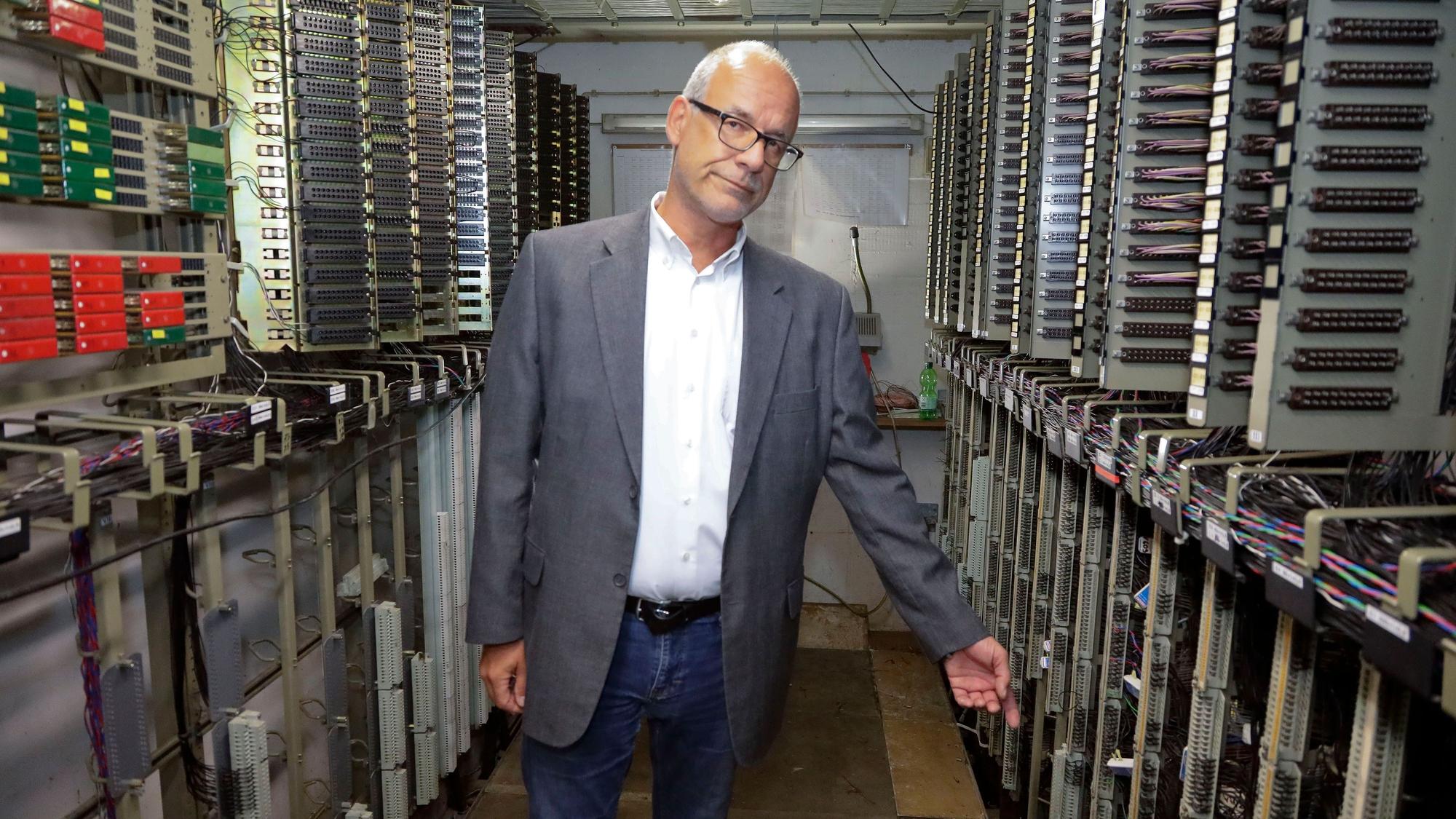 09.09.2022, Köln: Reiner Krieger (Leiter Netzwerk DB) im Stellwerk des HBF Köln. Das alte Relaisstellwerk ist von einem Wasserschaden betroffen. Der Fernverkehr im Kölner Hauptbahnhof ist daher seit gestern eingestellt. Foto: Dirk Borm