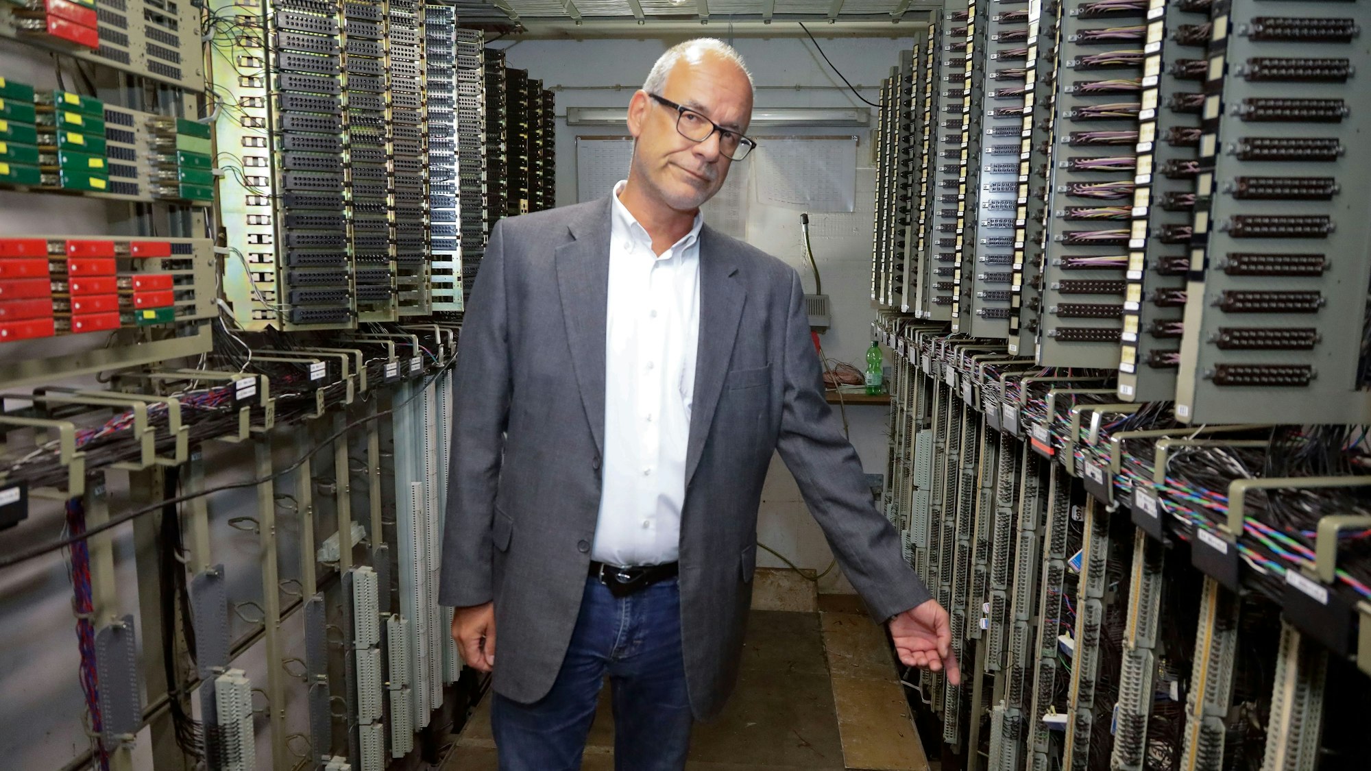 09.09.2022, Köln: Reiner Krieger (Leiter Netzwerk DB) im Stellwerk des HBF Köln. Das alte Relaisstellwerk ist von einem Wasserschaden betroffen. Der Fernverkehr im Kölner Hauptbahnhof ist daher seit gestern eingestellt. Foto: Dirk Borm