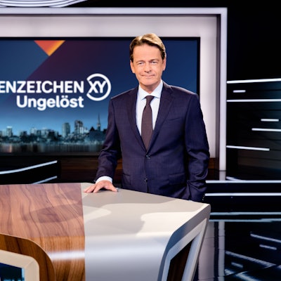 Moderator Rudi Cerne im Studio von „Aktenzeichen XY ... ungelöst“.