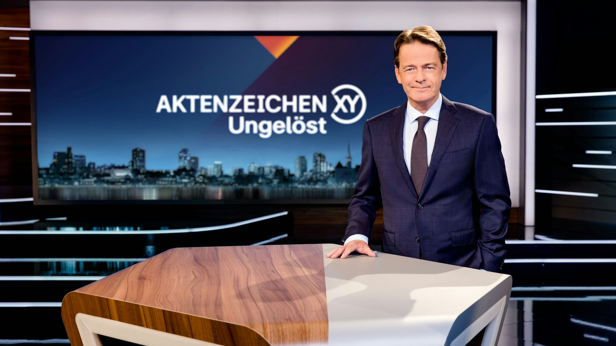 Moderator Rudi Cerne im Studio von Aktenzeichen XY...ungelöst. Ein Fall aus Leverkusen wird in der heutigen Sendung Thema sein.