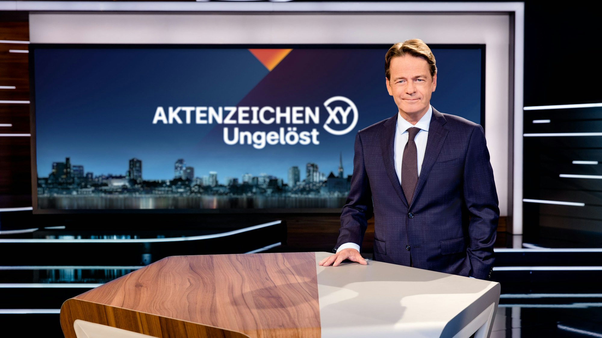 Moderator Rudi Cerne im Studio von „Aktenzeichen XY...ungelöst“.
