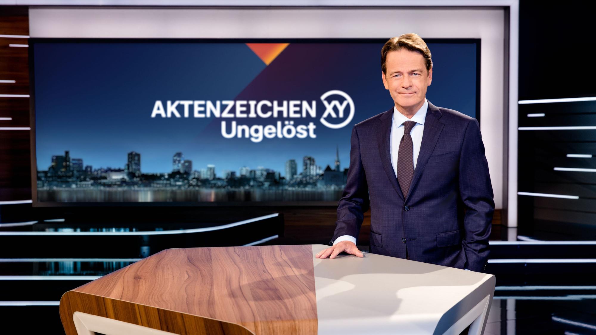 Moderator Rudi Cerne im Studio von „Aktenzeichen XY... ungelöst“.