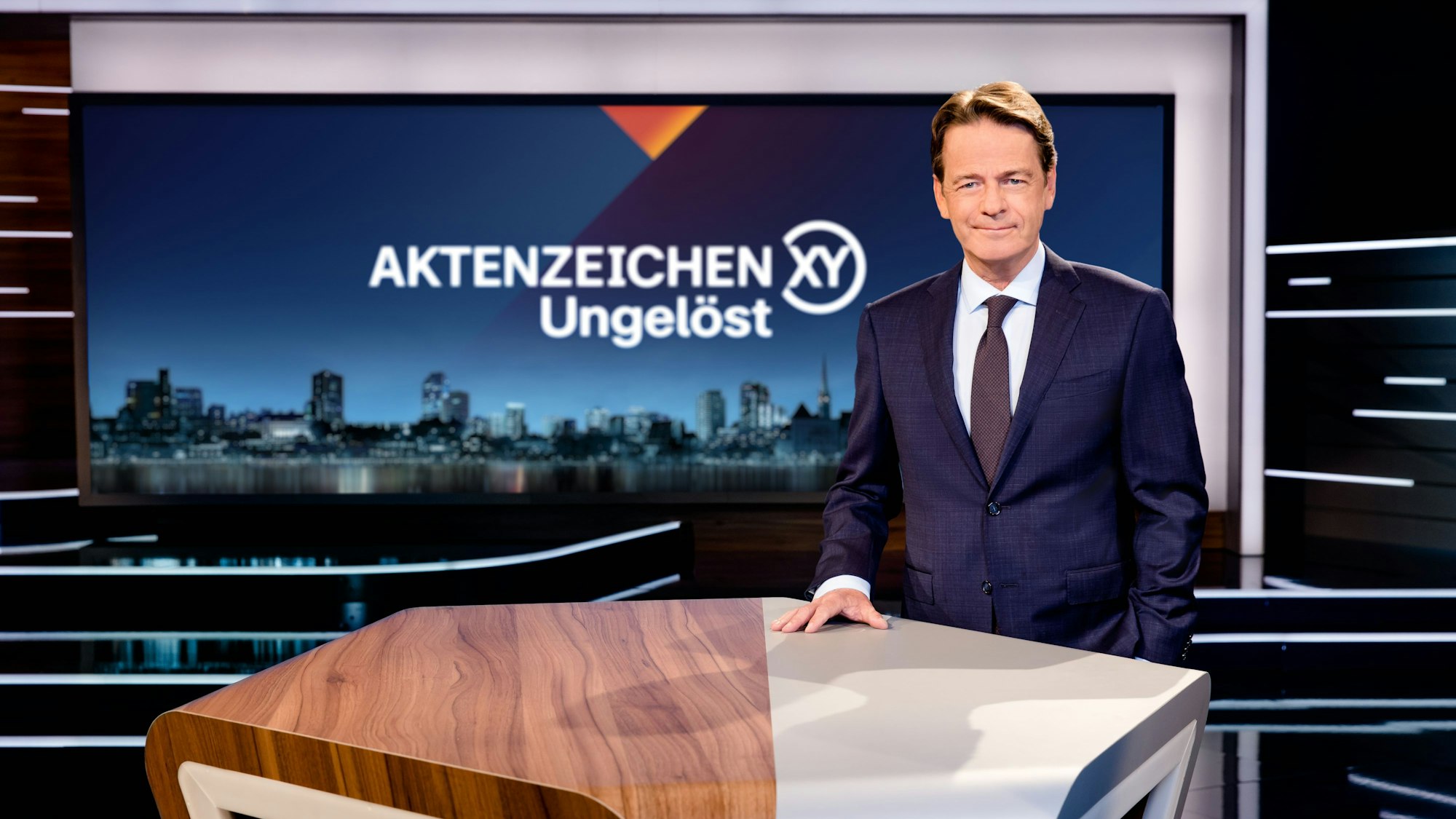 Moderator Rudi Cerne im Studio von „Aktenzeichen XY... ungelöst“.