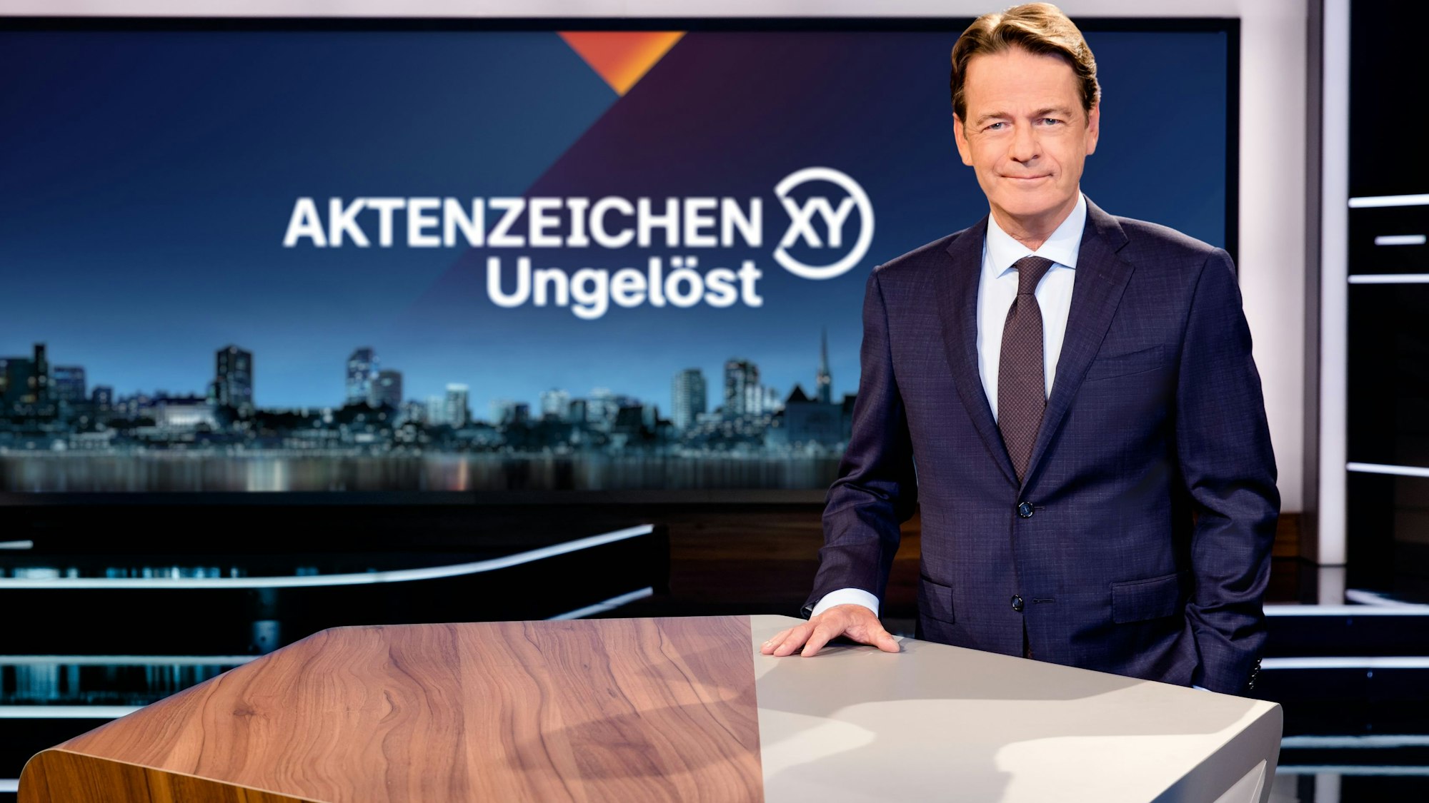 Moderator Rudi Cerne im Studio von „Aktenzeichen XY ... ungelöst“.