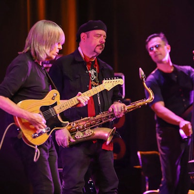 Drei Musiker spielen auf einer Bühne