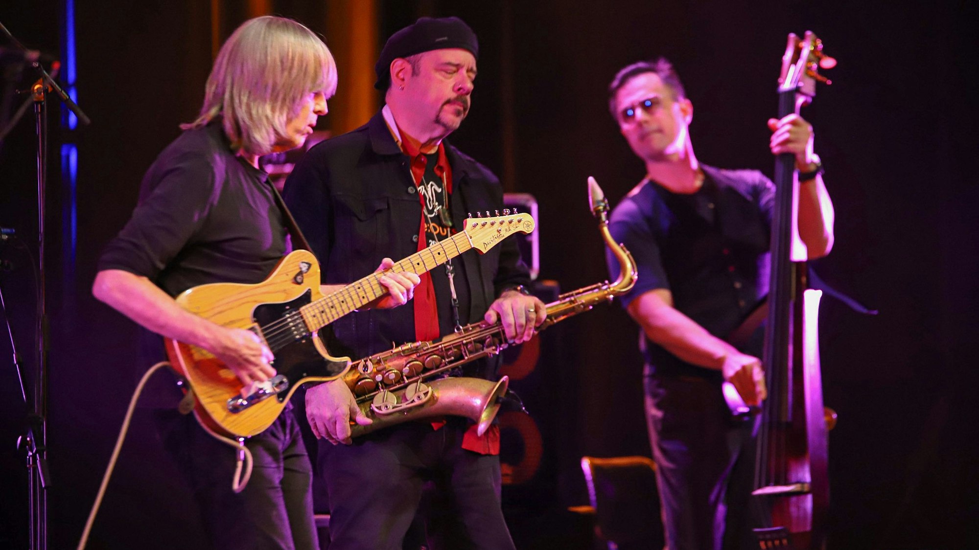 Drei Musiker spielen auf einer Bühne