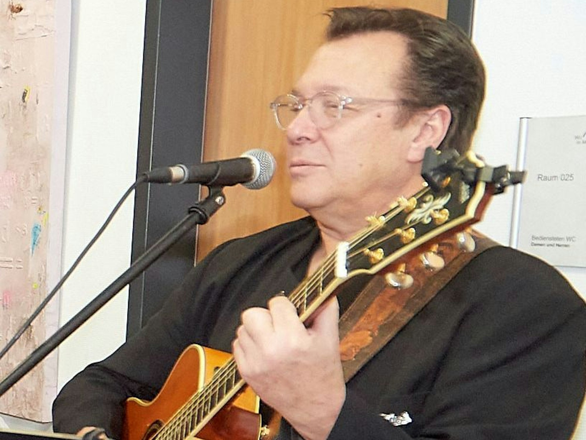 Pete Bauchwitz mit Gitarre bei einem Auftritt.