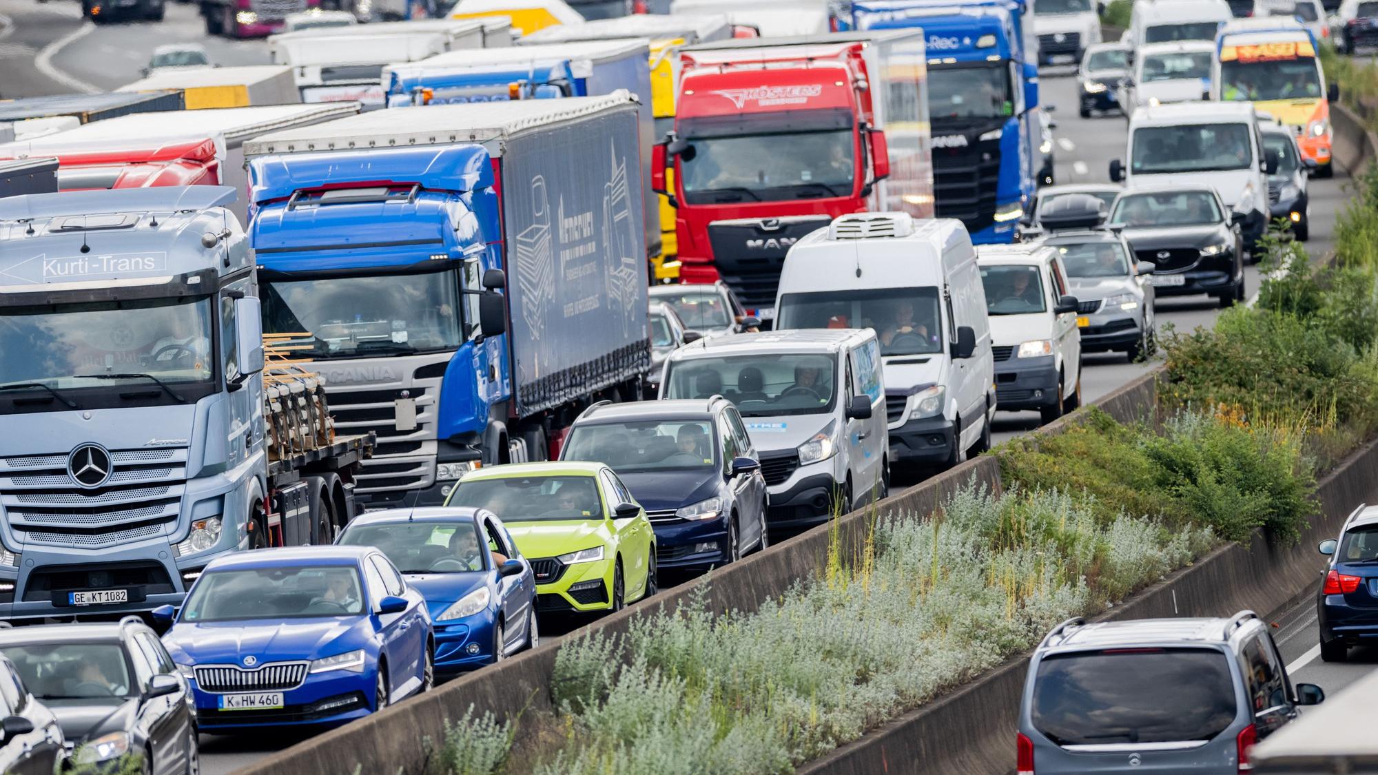 Autos und Lkw stauen sich auf der Autobahn am Autobahndreieck Köln-Heumar. (Archivfoto)
