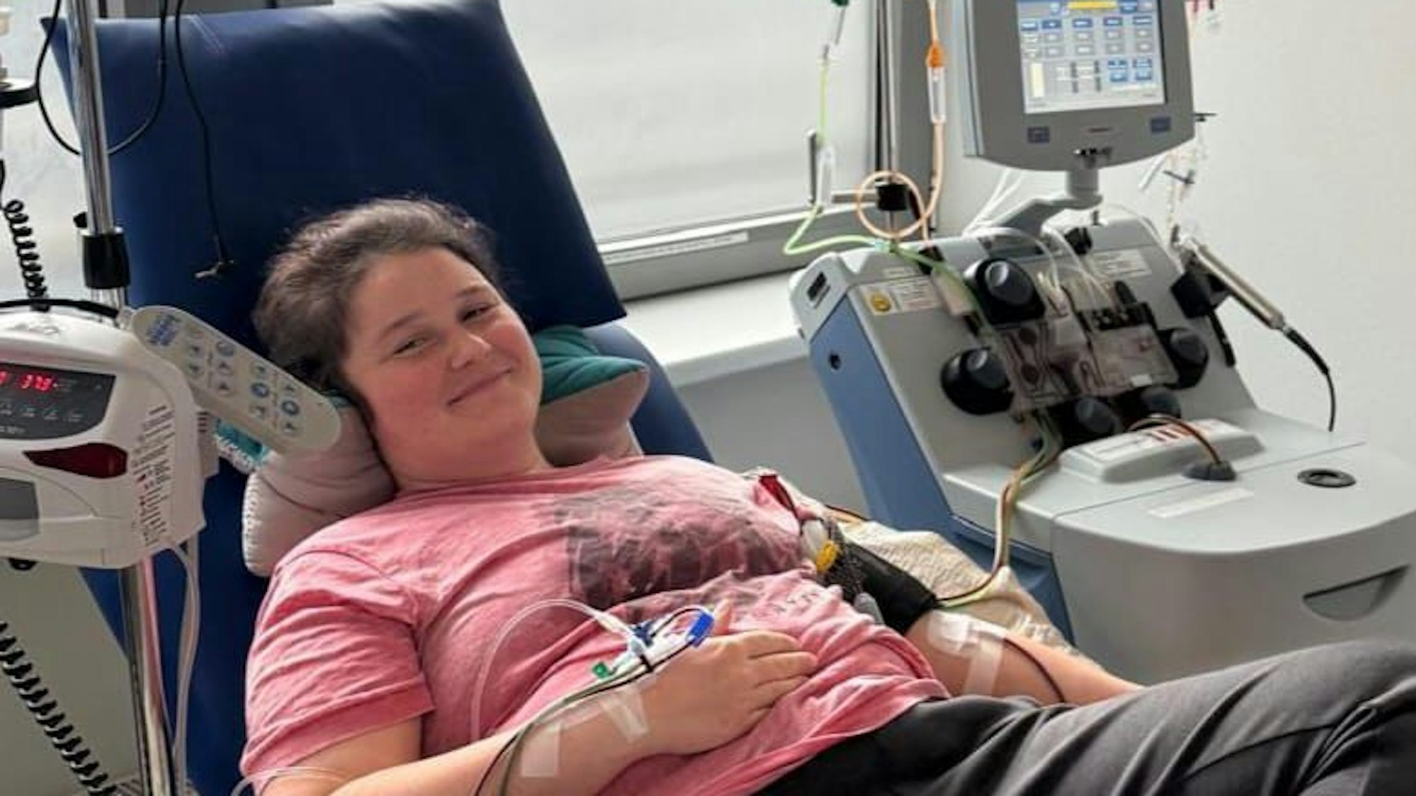 Eine Frau auf einer Liege zwischen medizinischen Apparaturen