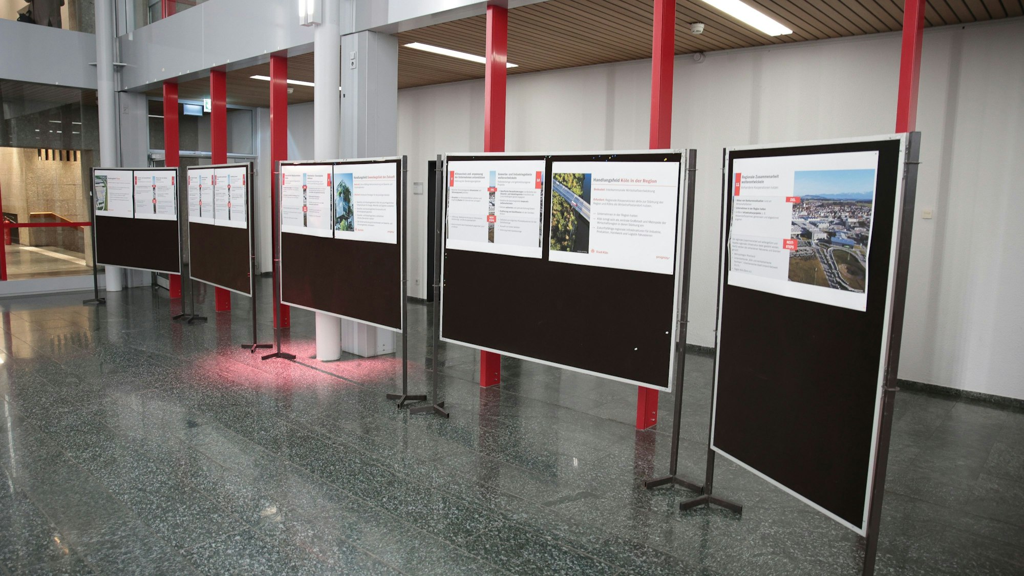 Stadtentwicklungskonzept der Stadt Köln für produzierende Wirtschaft in Köln in der Piazetta des Historischen Rathauses.