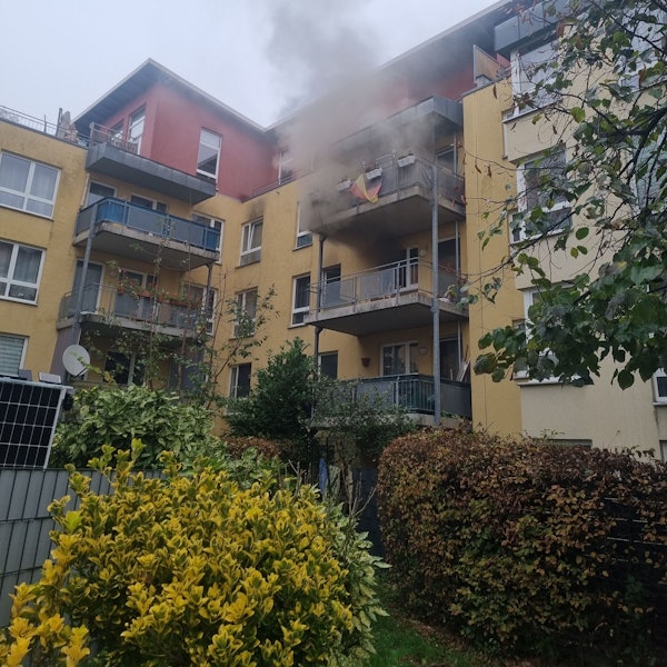 Vom Balkon der Wohnung sind deutlich die Rauchschwaden zu sehen.