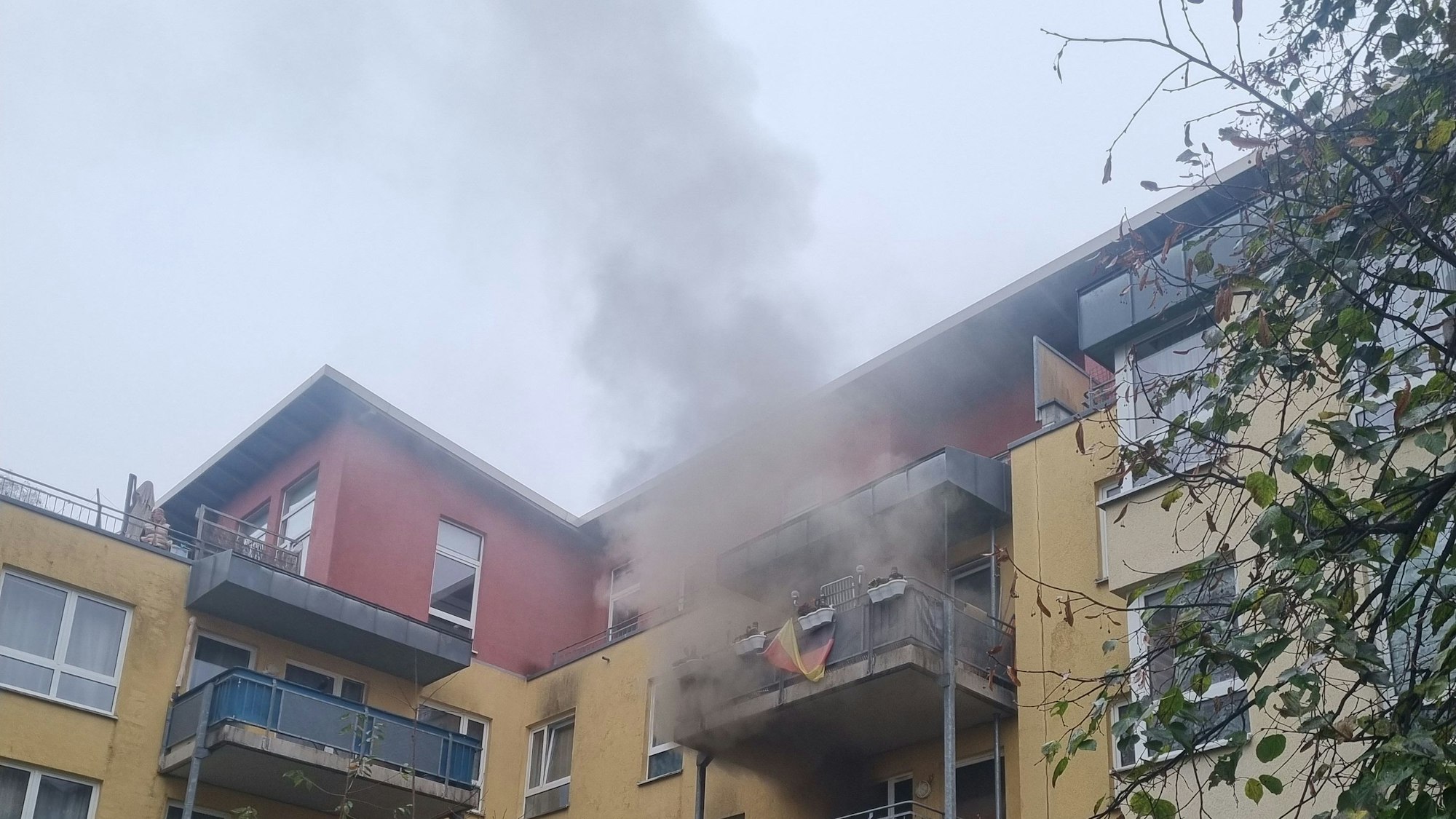 Vom Balkon der Wohnung sind deutlich die Rauchschwaden zu sehen.