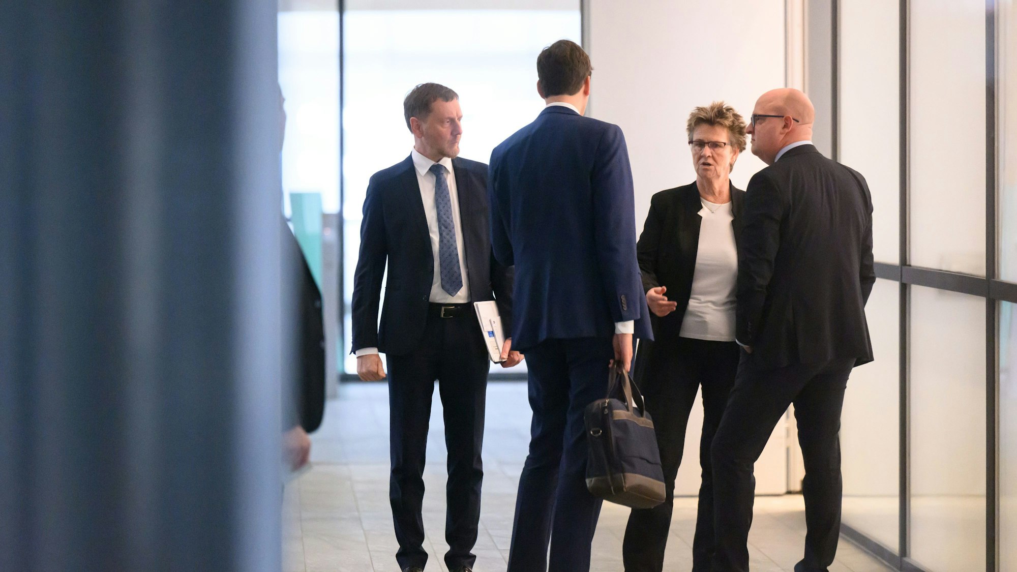 Michael Kretschmer (CDU, l-r), Ministerpräsident von Sachsen, Conrad Clemens (CDU, l-r), Chef der Staatskanzlei, Sabine Zimmermann, Co-Vorsitzende des BSW Sachsen, und Henning Homann, Co-Vorsitzender der SPD in Sachsen, sprechen nach der ersten Runde der Sondierungsgespräche zwischen CDU, BSW und SPD zur Bildung einer Landesregierung in Sachsen im Landtag auf dem Flur.