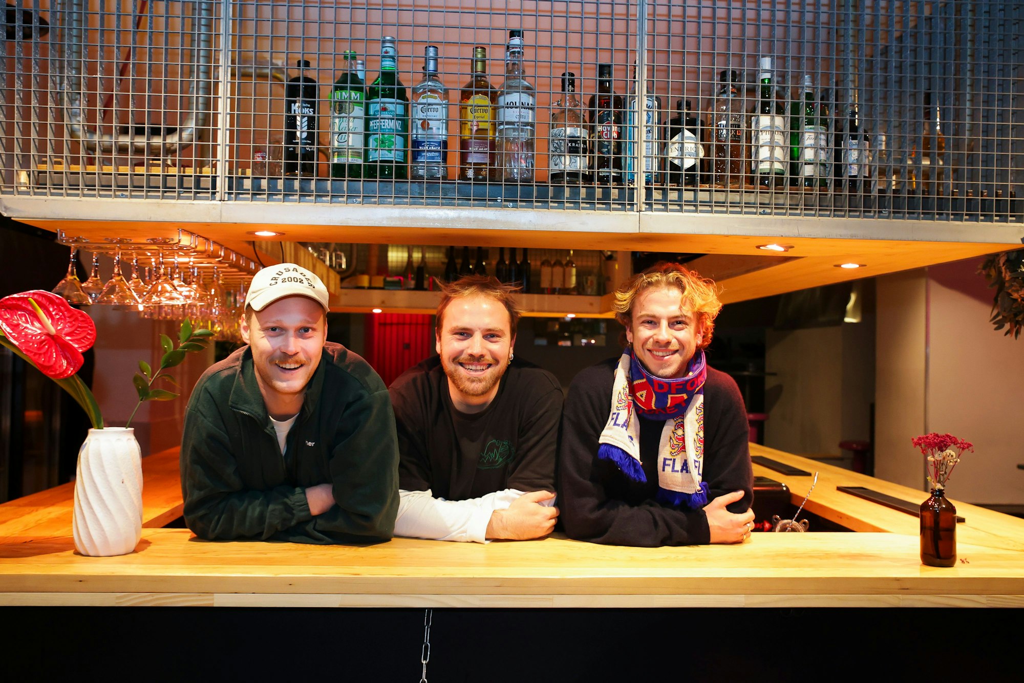 Freddy Deckert,Tammo de Vries und Leander Neukirch lehnen an der Theke