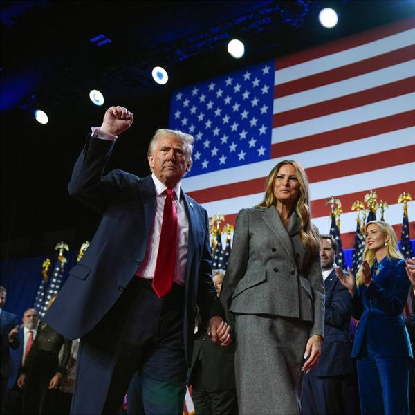 Donald Trump gestikuliert, während er mit der ehemaligen First Lady Melania Trump bei einer Wahlparty im Palm Beach Convention Center über die Bühne geht