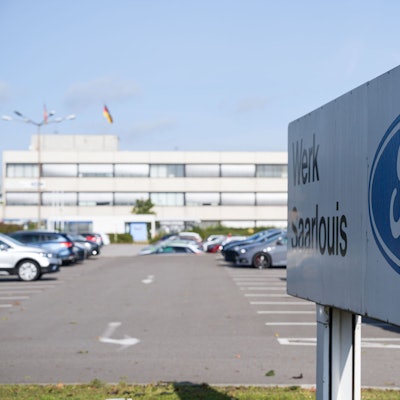 ARCHIV - 04.10.2023, Saarland, Saarlouis: Schilder auf dem Außengelände des Ford Werks in Saarlouis. (zu dpa: «Weitere Verhandlungen über Transfergesellschaft bei Ford») Foto: Oliver Dietze/dpa +++ dpa-Bildfunk +++