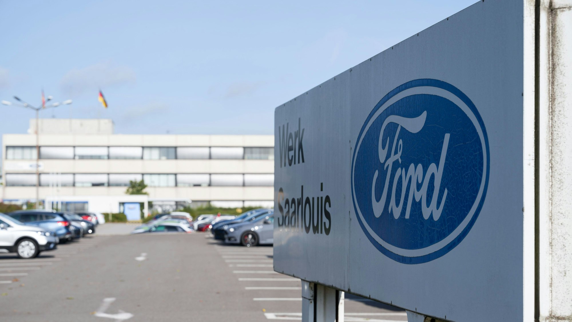 ARCHIV - 04.10.2023, Saarland, Saarlouis: Schilder auf dem Außengelände des Ford Werks in Saarlouis. (zu dpa: «Weitere Verhandlungen über Transfergesellschaft bei Ford») Foto: Oliver Dietze/dpa +++ dpa-Bildfunk +++