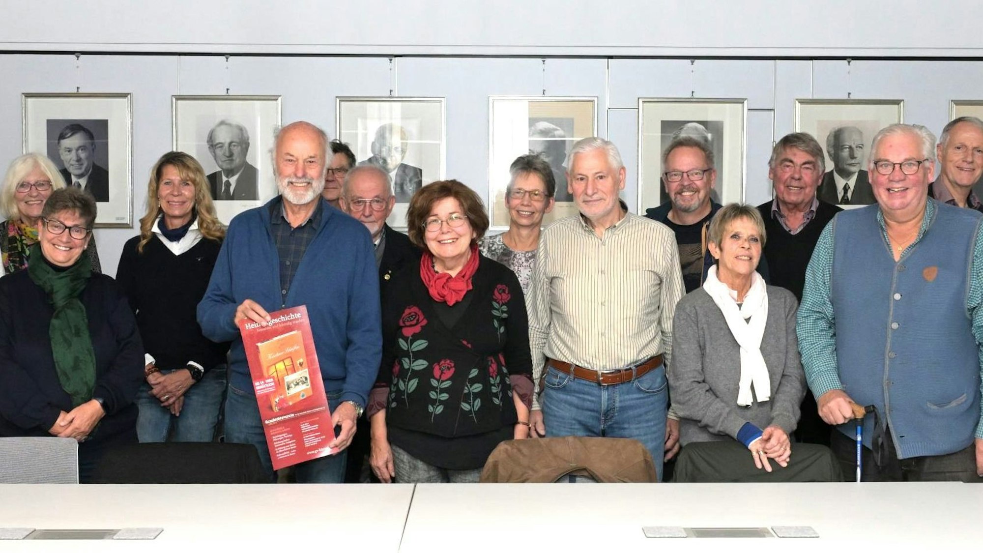 Das Foto zeigt das Team der Schriften-Redaktion und die Autoren der aktuellen Ausgabe