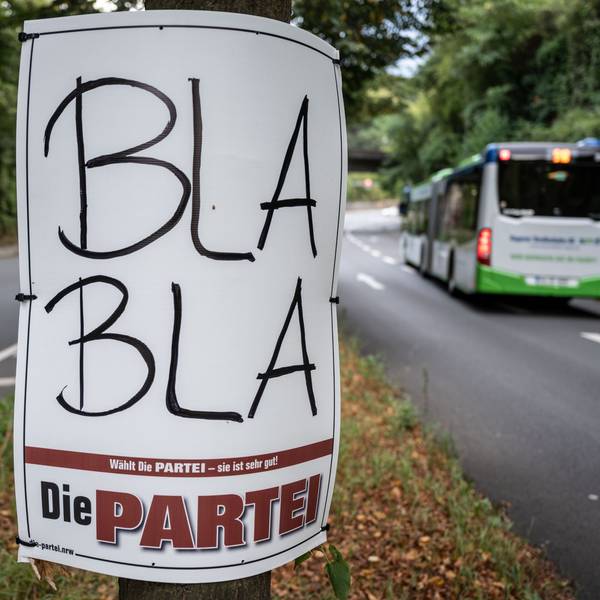 Ein Plakat zur Kommunalwahl in Nordrhein-Westfalen von ·Die Partei· mit der Aufschrift ·Bla Bla· ist auf dem Mittelstreifen einer Strasse an einem Baum befestigt.