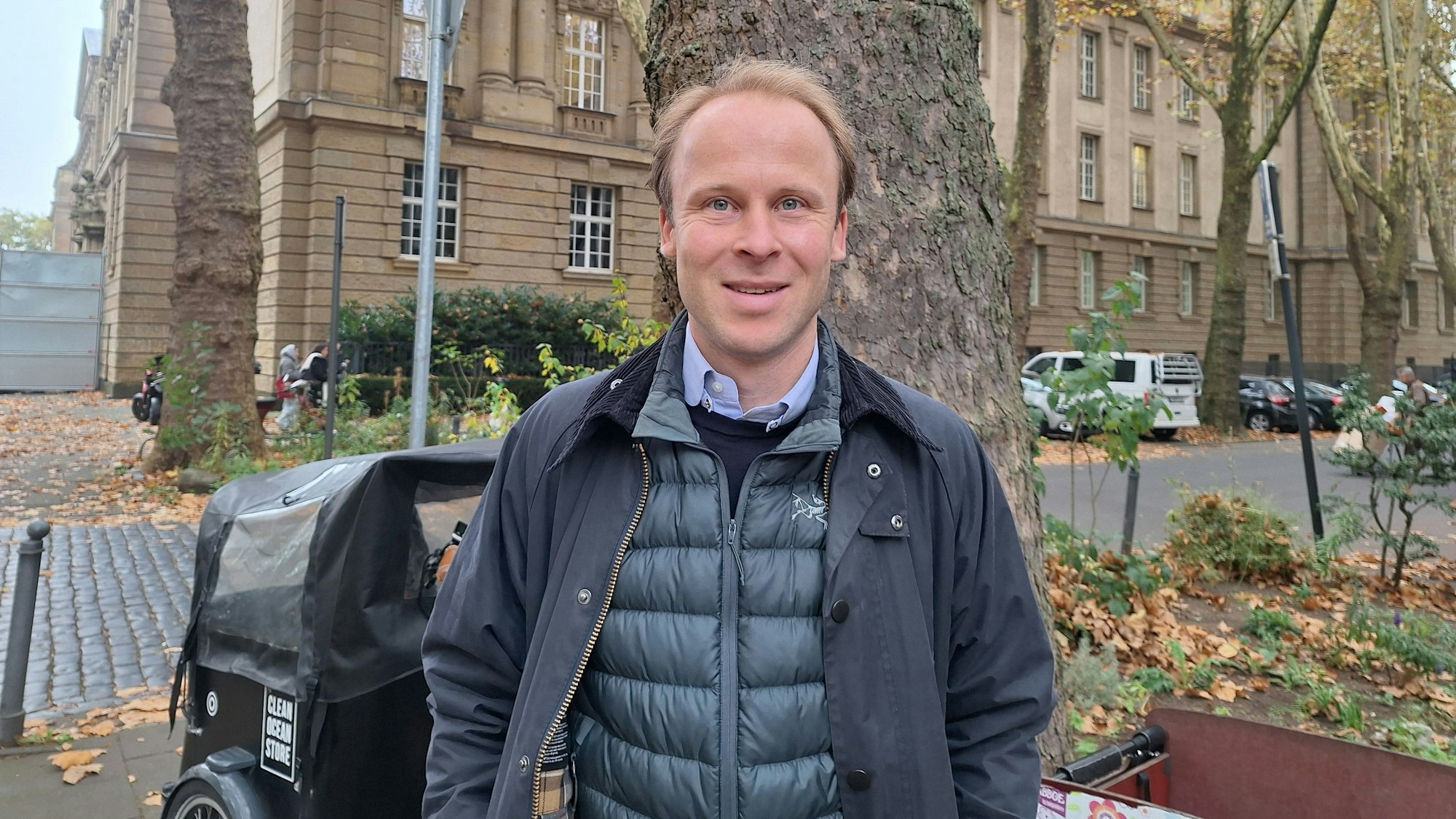 Konrad Bremer steht auf der Weißenburgstraße.
