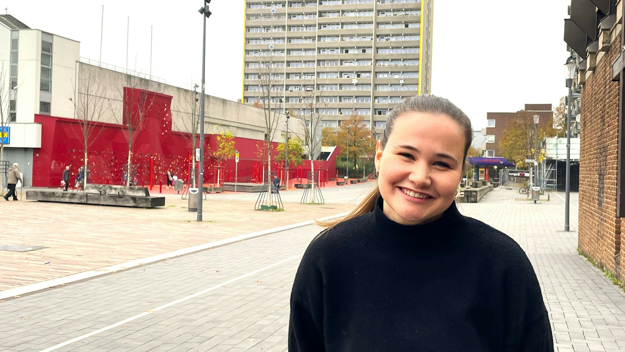 Lisa Olischläger, eine junge Frau mit braunem Pferdeschwanz, ist „Panorama“-Projektleiterin in Chorweiler.