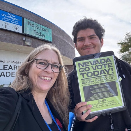 Die Bundestagsabgeordnete Dagmar Andres mit einem jungen Amerikaner.