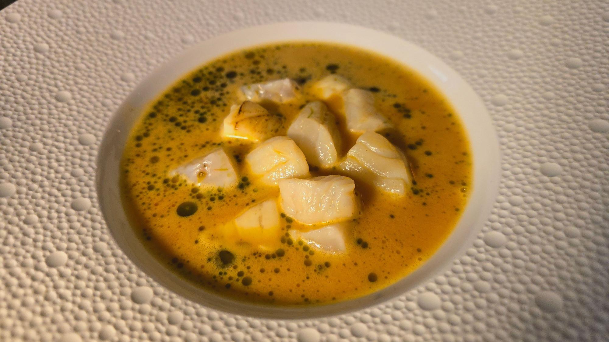 Fischsuppe „La Société“ mit Safran, Orange, Fenchel und Röstbrot mit Sauce Rouille
