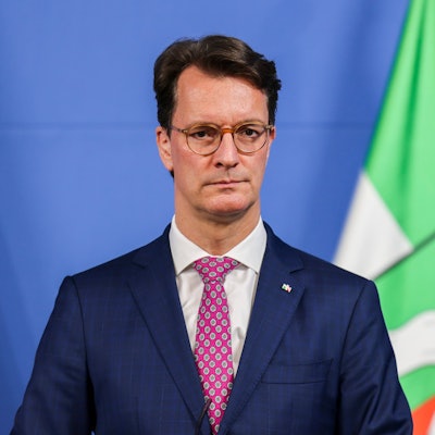 Hendrik Wüst (CDU), Ministerpräsident von Nordrhein-Westfalen, spricht in der Staatskanzlei.