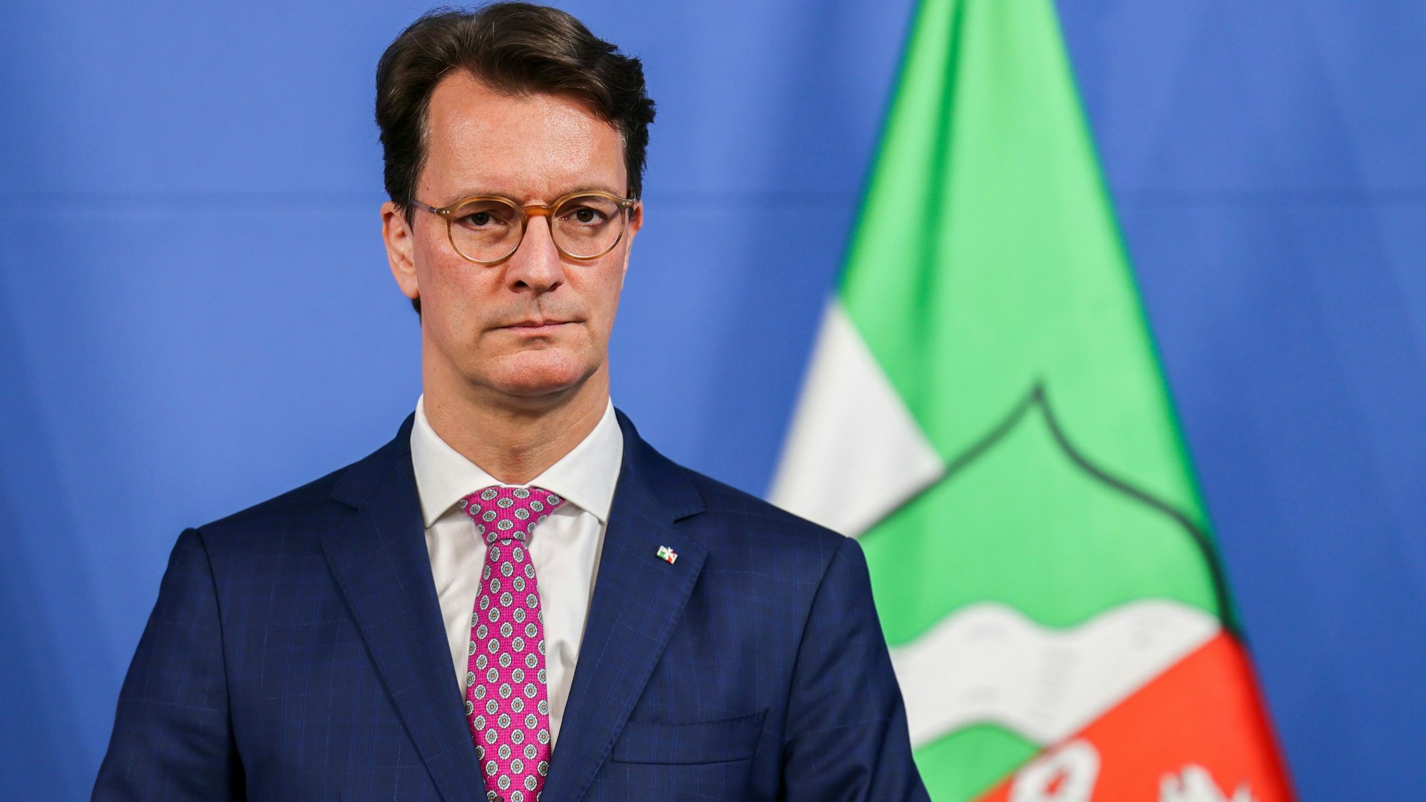 Hendrik Wüst (CDU), Ministerpräsident von Nordrhein-Westfalen, spricht in der Staatskanzlei.