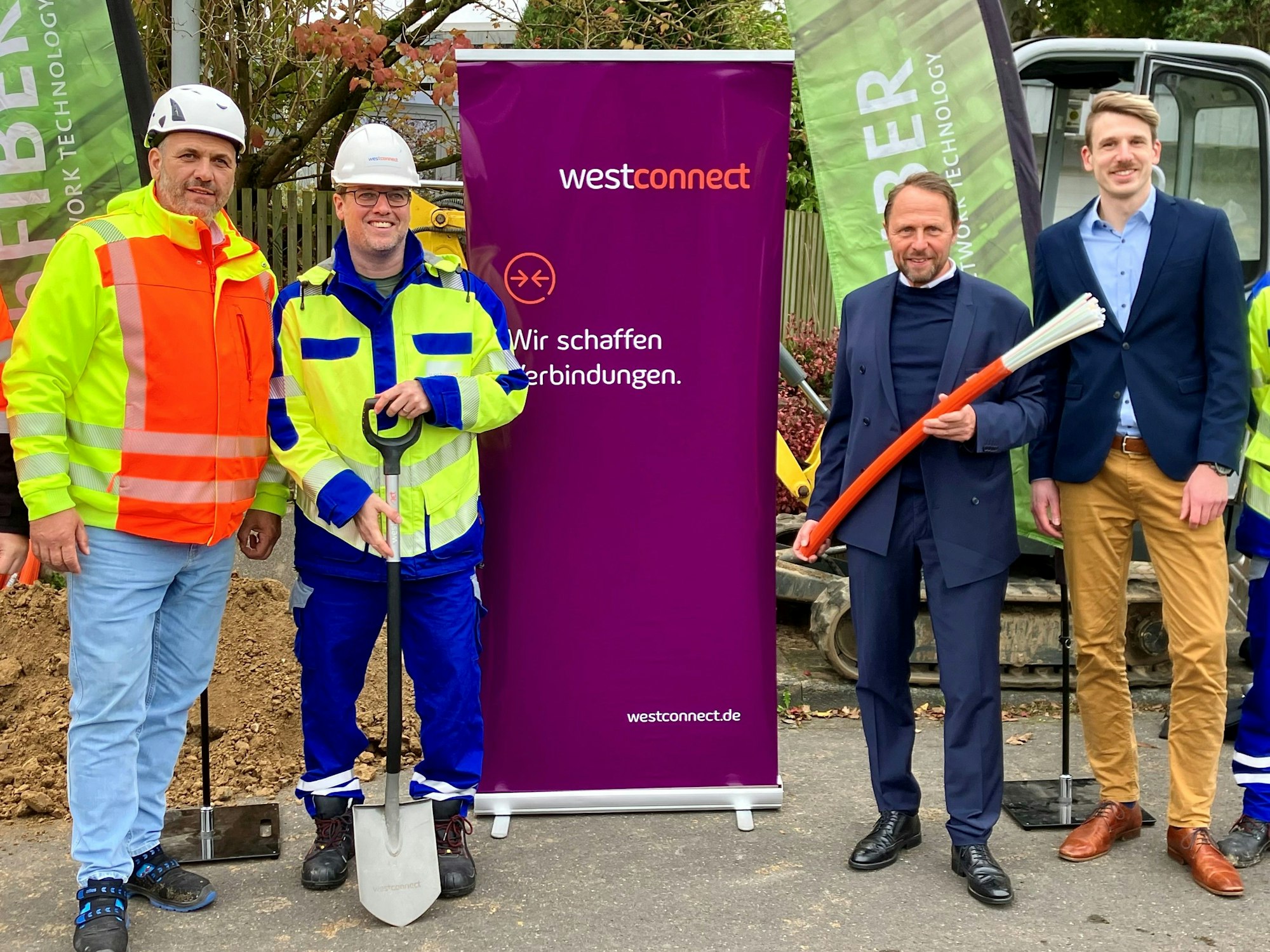 Glasfaserausbau Bergisch Neukirchen: v.l.n.r. Fikret Ademi (ausführende Baufirma mih GmbH), Robert Stein (westconnect GmbH), Uwe Richrath (Oberbürgermeister der Stadt Leverkusen), Jan Sitterberg (Gigabit-Koordinator Stadt Leverkusen) beim Spatenstich Glasfaserausbau in Bergisch Neukirchen