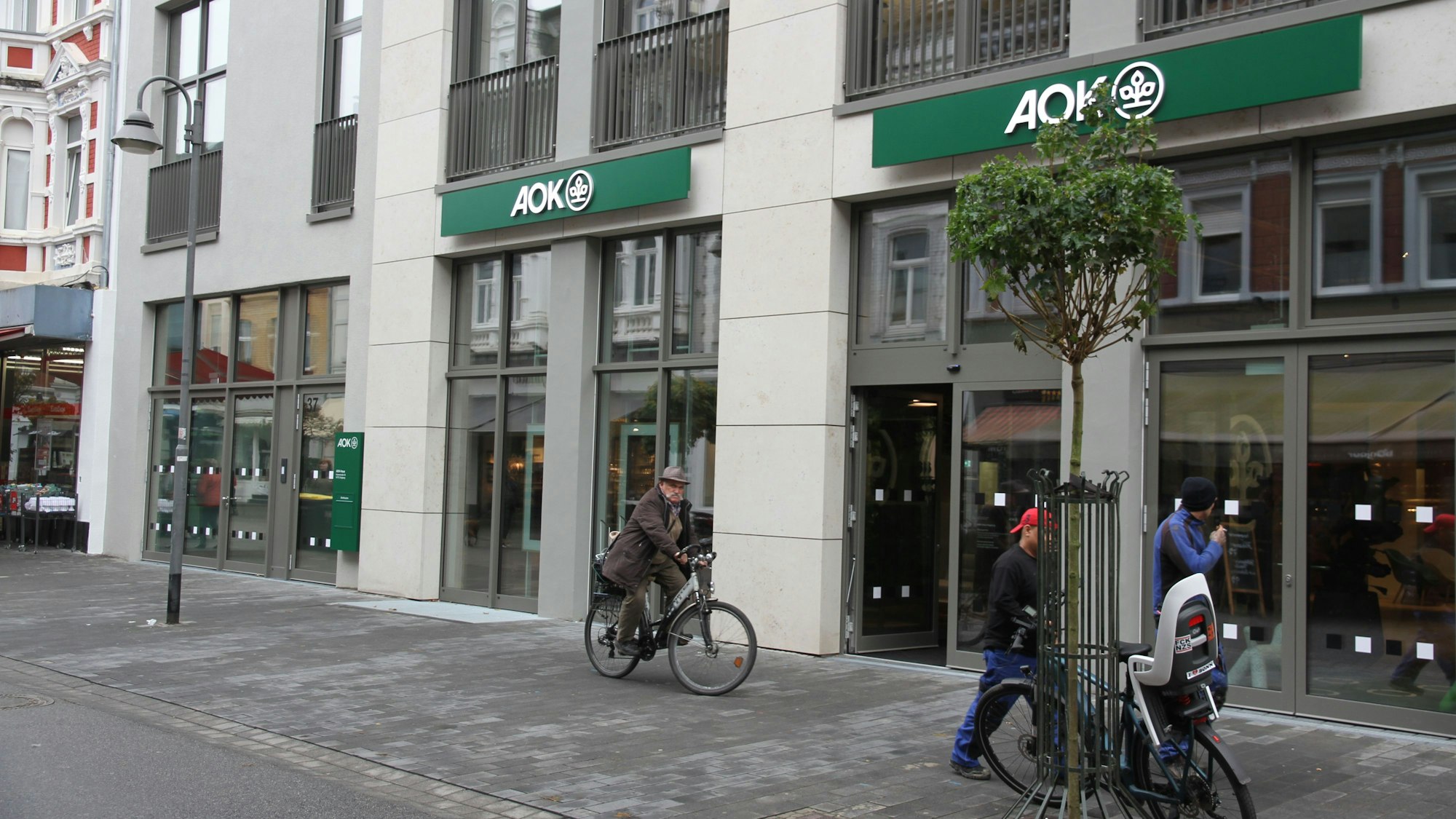 Beratungsstelle einer Krankenkasse an einer Fußgängerzone.