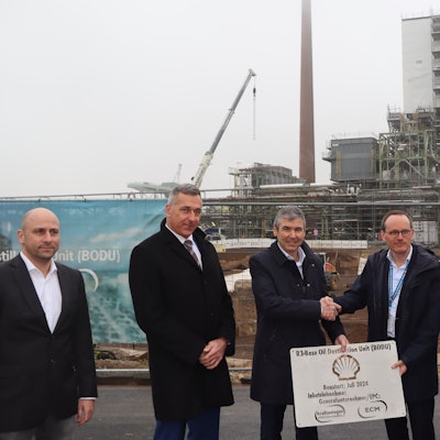 Zu sehen sind die Verantwortlichen des Unternehmens Shell und Vertreter der Politik.