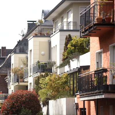 Wohnhäuser und Wohnungen mit Balkonen in Lindenthal am Stadtwald.