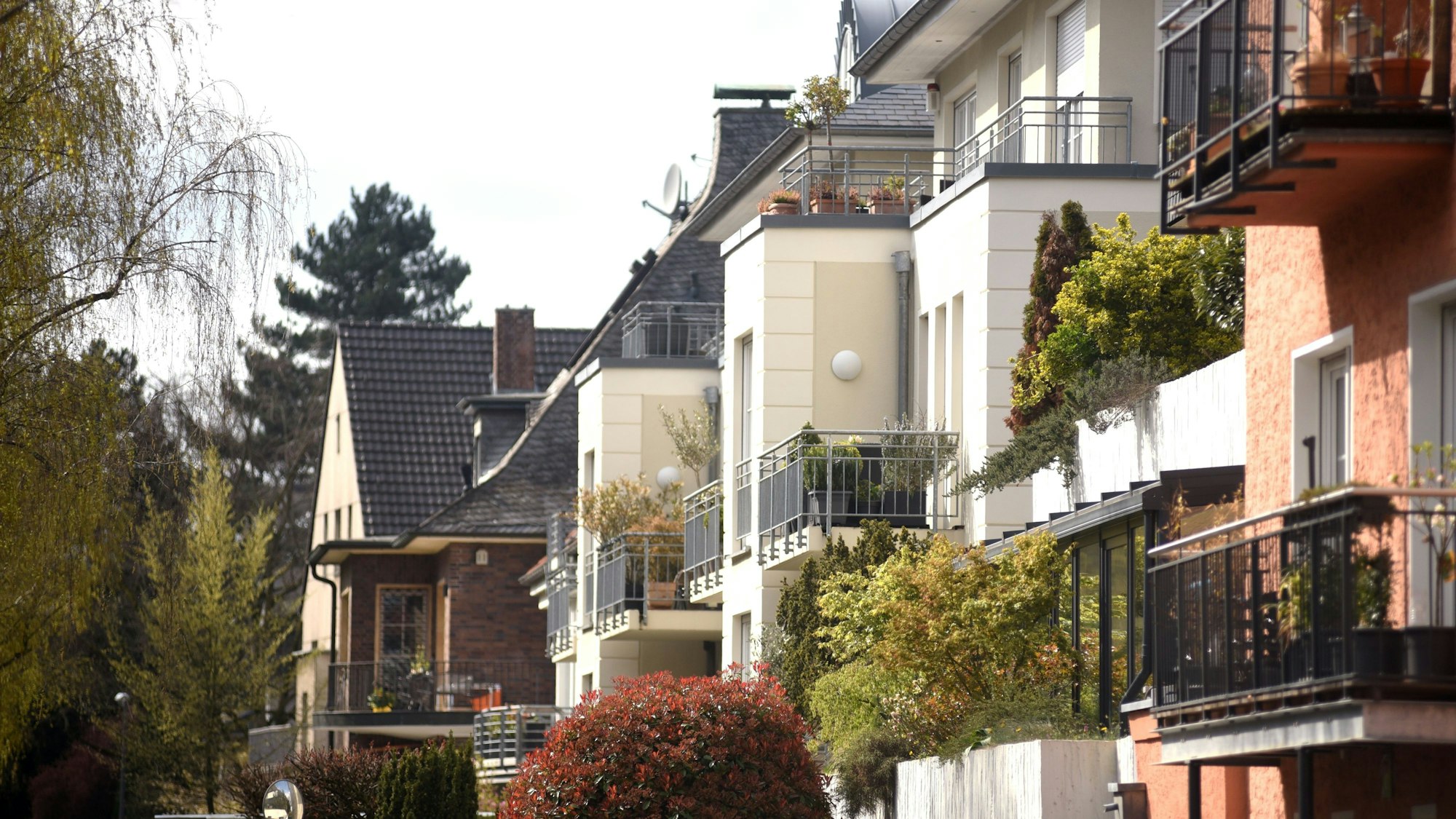 Wohnhäuser und Wohnungen mit Balkonen in Lindenthal am Stadtwald.