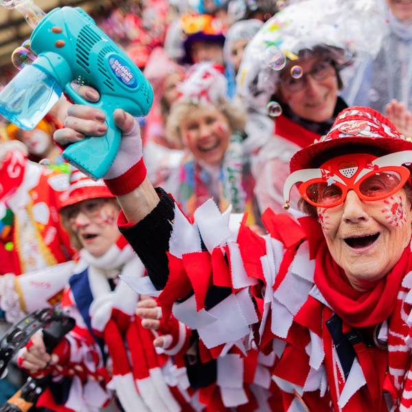 Weiberfastnacht war in diesem Jahr zwar klitschnass, den Spaß konnte das Edith papke aber nciht verderben.