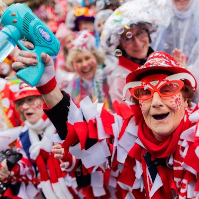 Weiberfastnacht war in diesem Jahr zwar klitschnass, den Spaß konnte das Edith papke aber nciht verderben.