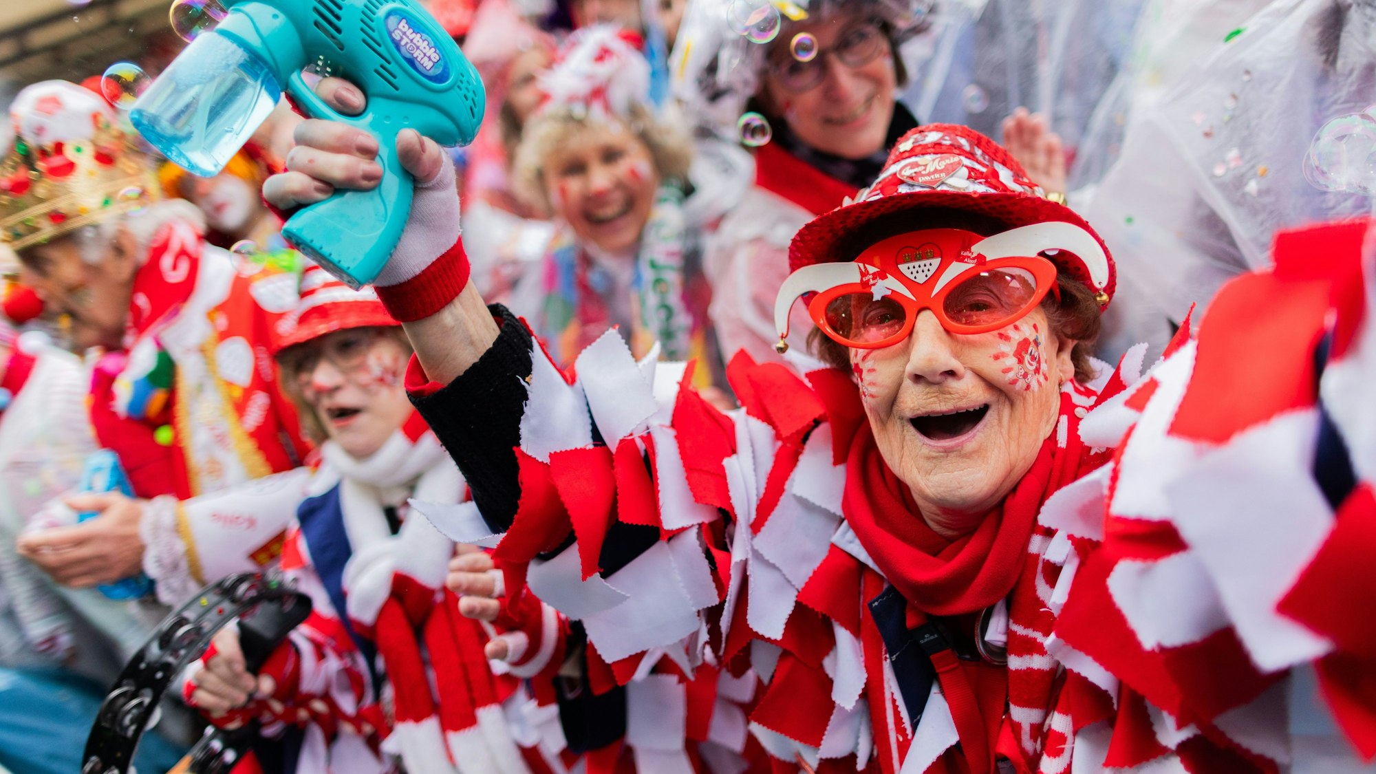 Weiberfastnacht war in diesem Jahr zwar klitschnass, den Spaß konnte das Edith papke aber nciht verderben.