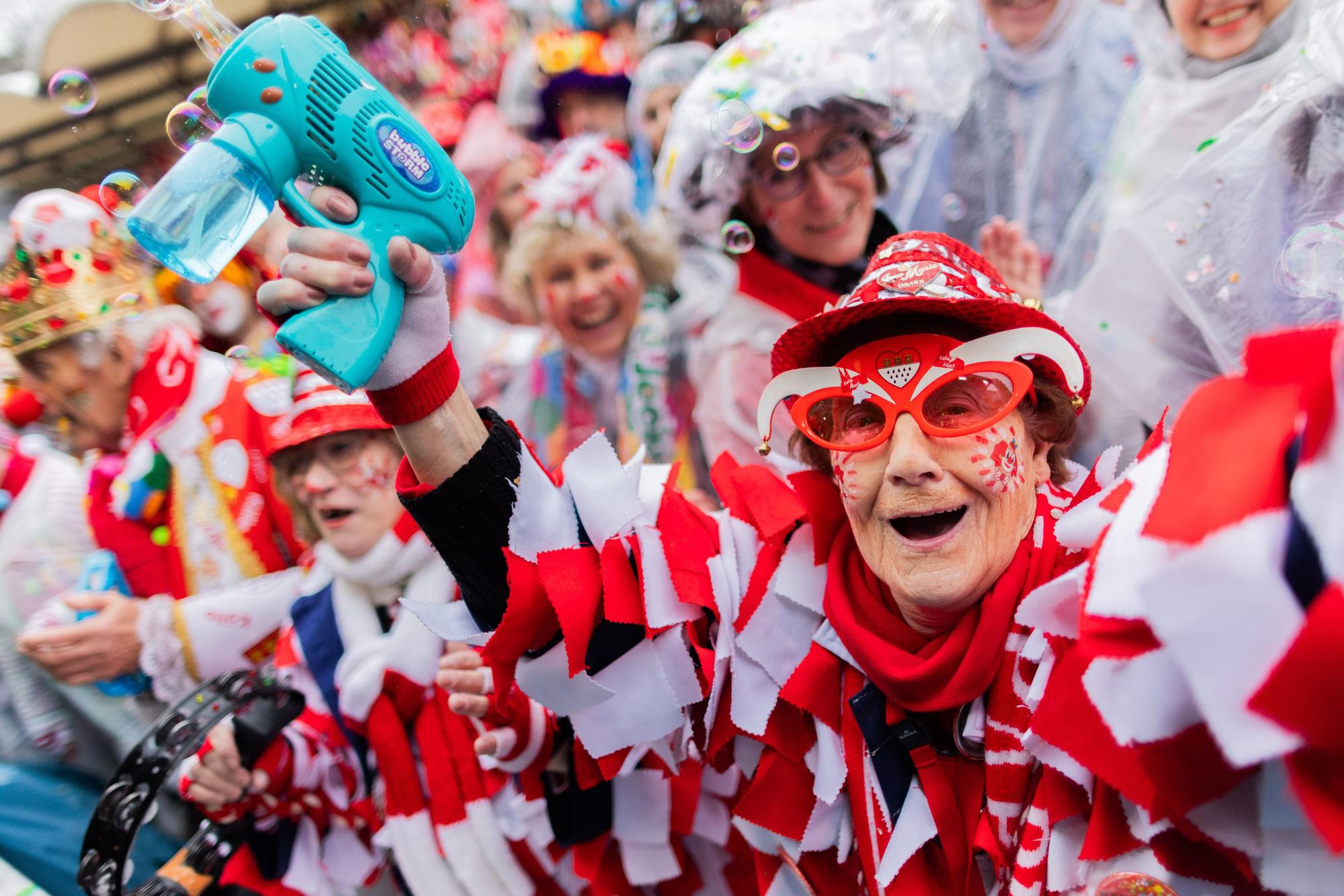 Weiberfastnacht war in diesem Jahr zwar klitschnass, den Spaß konnte das Edith papke aber nciht verderben.