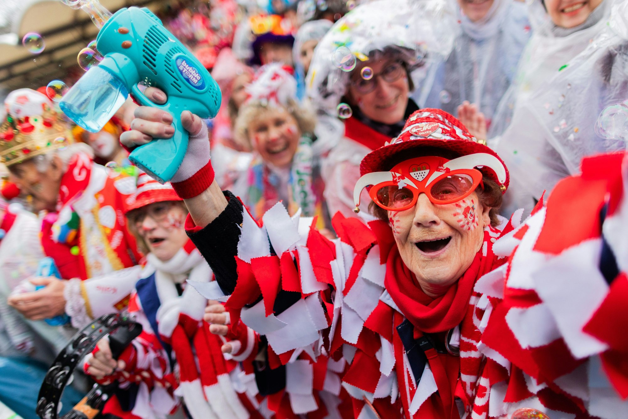 Weiberfastnacht war in diesem Jahr zwar klitschnass, den Spaß konnte das Edith papke aber nciht verderben.