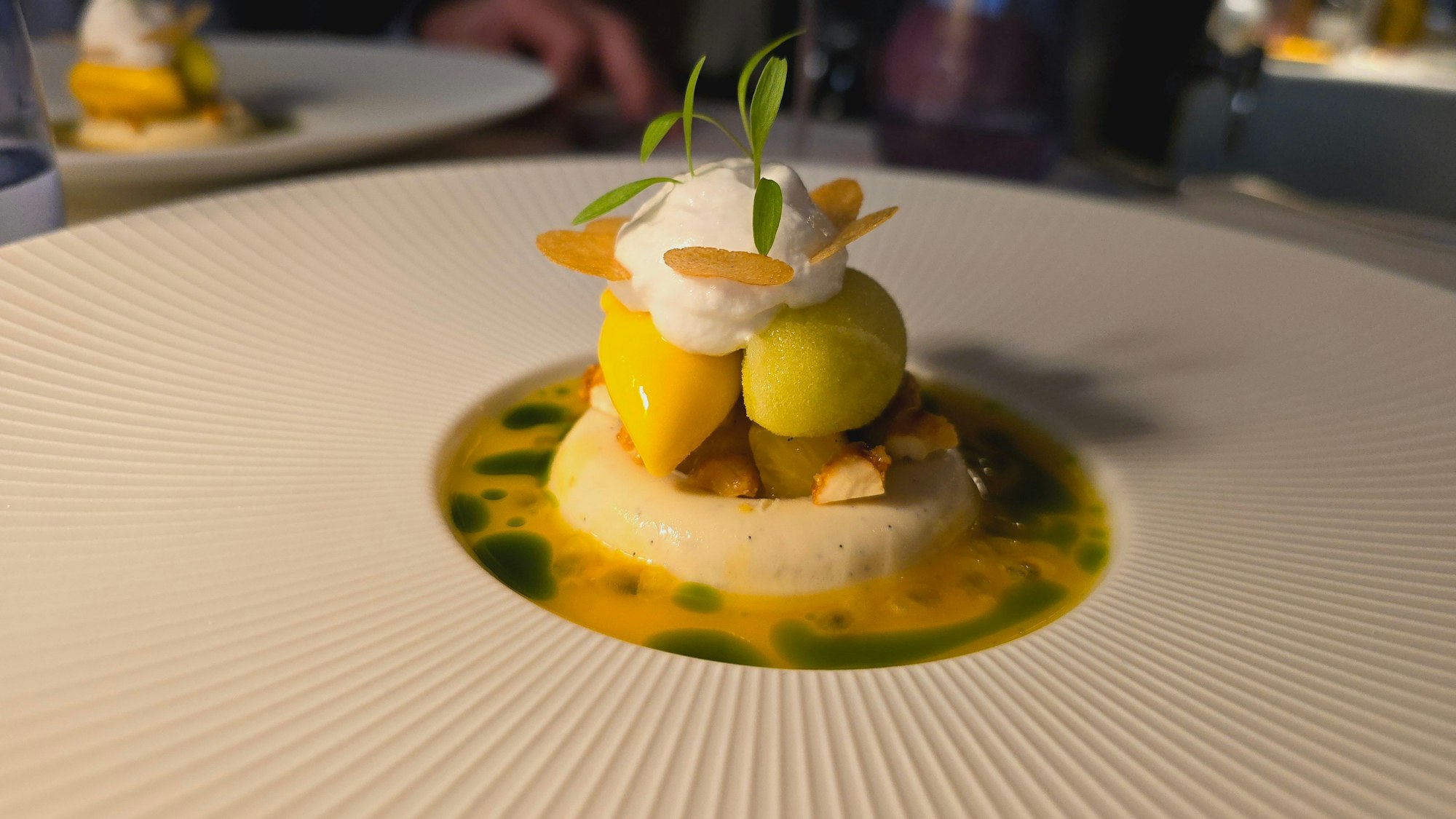 Passionsfrucht mit Kokosschaum, Maracujaeis mit Buttermilch, Apfel-Shisosorbet und Minze