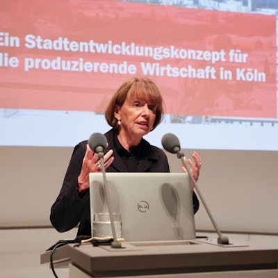 Henriette Reker steht an einem Rednerpult