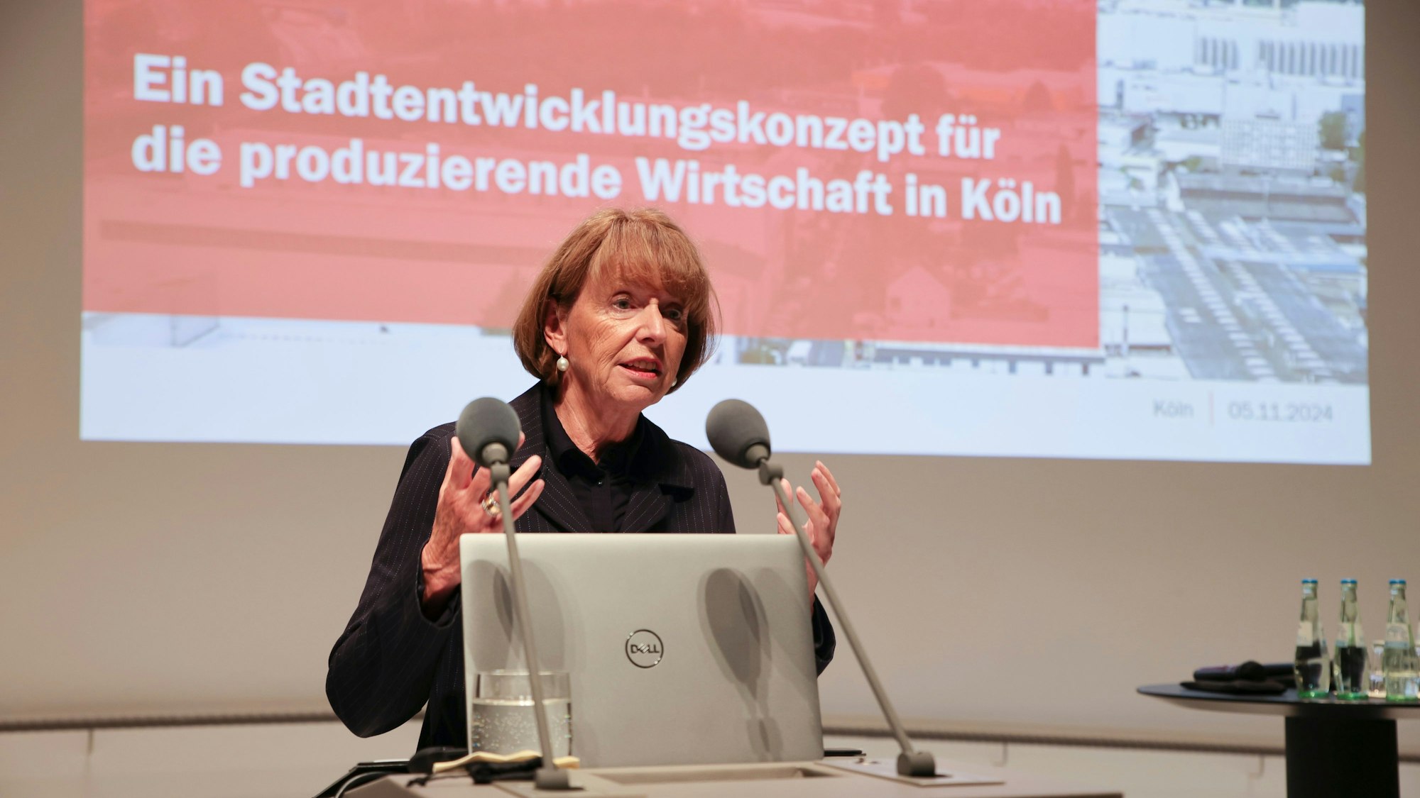 Henriette Reker steht an einem Rednerpult