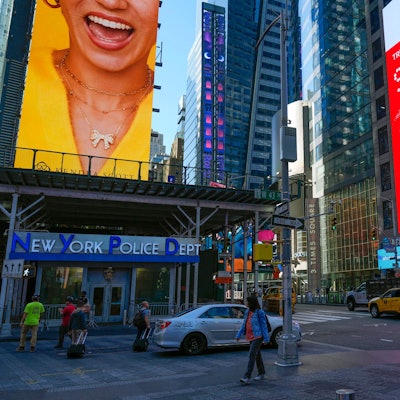 Unübersehbar: Die Wahrscheinlichkeiten auf den Wahlsieg im Rennen zwischen Donald Trump und Kamala Harris werden im Laufe der US-Wahl am Times Square in New York auf Großleinwand übertragen.