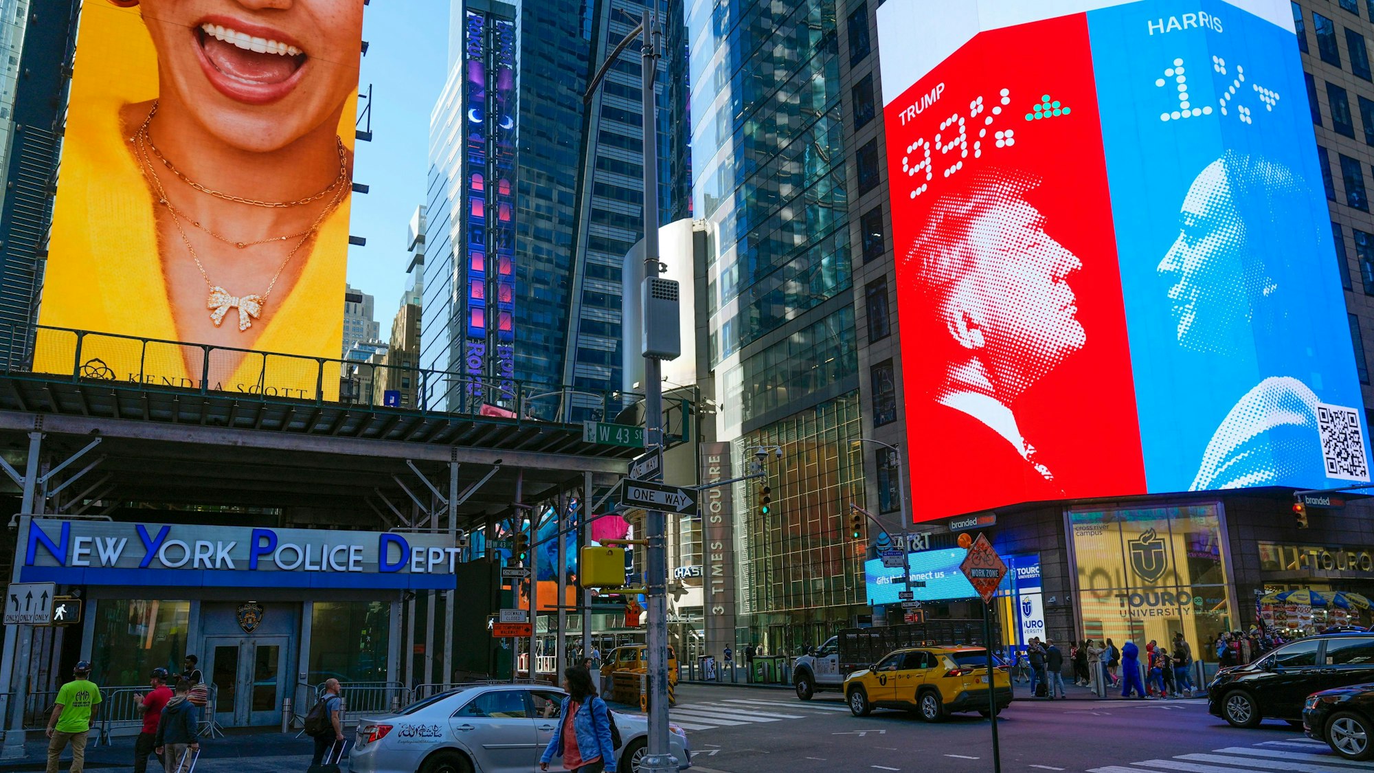 Unübersehbar: Die Wahrscheinlichkeiten auf den Wahlsieg im Rennen zwischen Donald Trump und Kamala Harris werden im Laufe der US-Wahl am Times Square in New York auf Großleinwand übertragen.