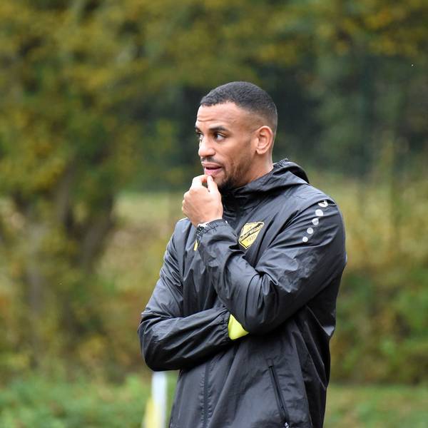 Fußballtrainer Raoul Dia bei einem Spiel am Spielfeldrand.