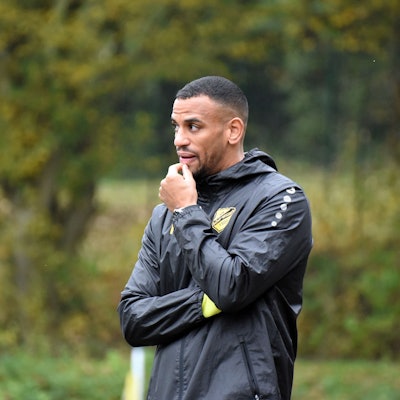 Fußballtrainer Raoul Dia bei einem Spiel am Spielfeldrand.