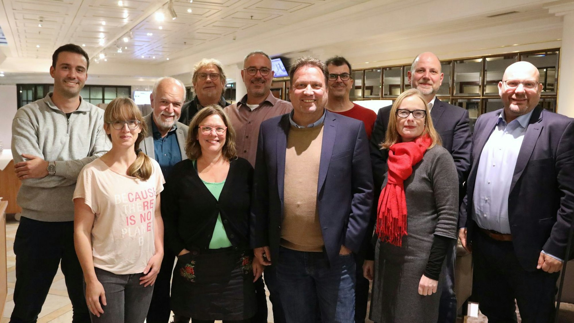 Eine Gruppe von Männern und Frauen stellen sich auf für den Fotografen.