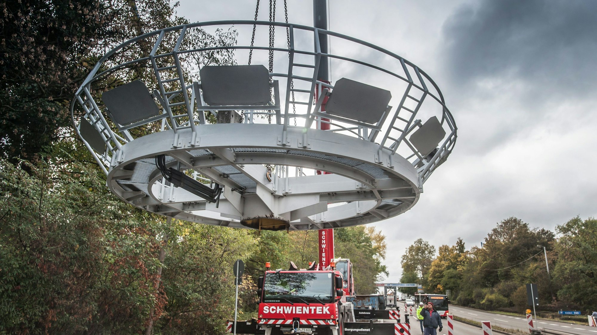 Spitze eines Lichtmastes am Europaring, wie er vom Kranwagen nach unten gehievt wird.