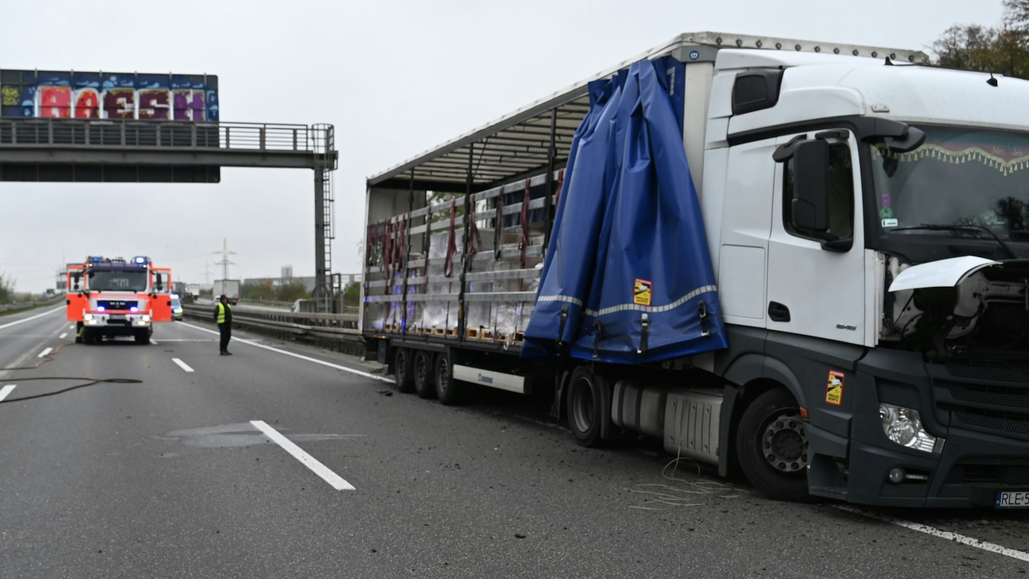 Das Bild zeigt einen Lkw an einer Mittelleitplanke