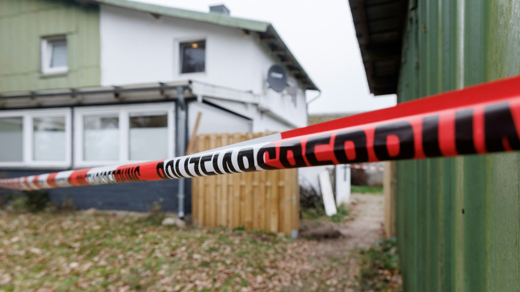 Ein Absperrband der Polizei ist an einem Grundstück angebracht, auf dem ein totes Baby gefunden wurde.